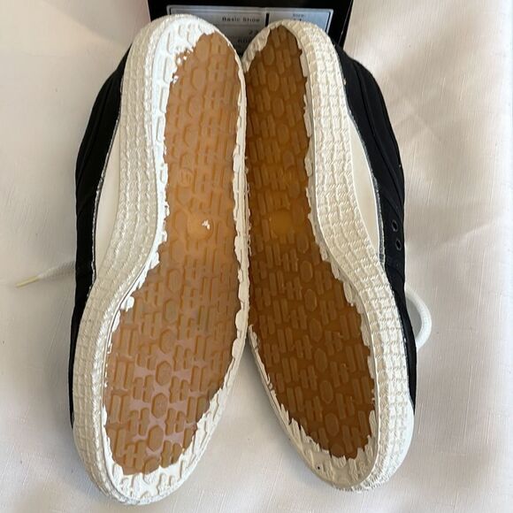 BACKYARD FOOTWEAR BLACK AND WHITE SNEAKERS.  NEW IN BOX - Picture 5 of 8